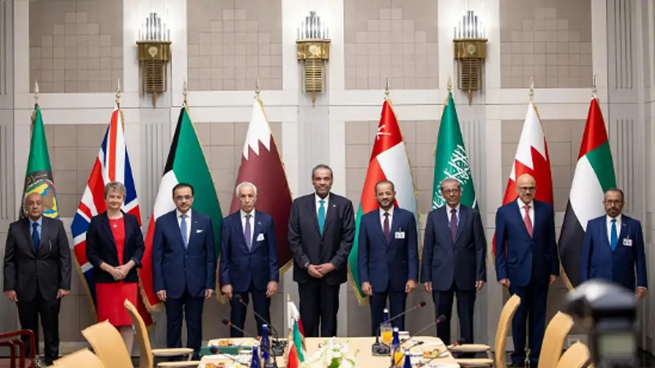 مجلس التعاون وبريطانيا يجددان التزامهما بتعزيز السلام وحل النزاعات إقليمياً ودولياً